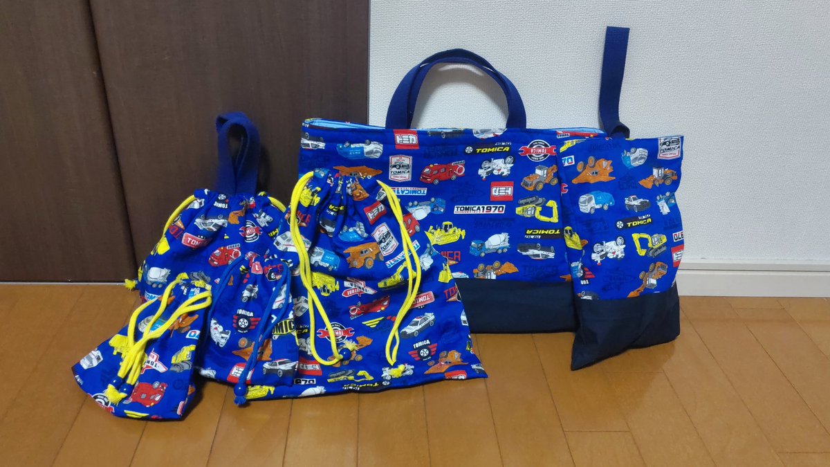 eri_syoko's tweet photo. あっという間に作り終わってしまった息子の幼稚園グッズ。トミカだらけ。全て無料レシピを参考に。無料でレシピを公開してくださっている方々、本当にありがとうございます。 https://t.co/v54u2rueum