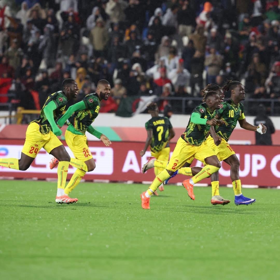 MoussaMaraMali's tweet photo. C’est avec une immense fierté et une profonde émotion que nous saluons la qualification héroïque de nos vaillants Aigles pour les quarts de finale de la Coupe d’Afrique des Nations 2025.

Depuis le début de la compétition, nos joueurs ont fait preuve de courage, de discipline et d’un engagement total pour défendre les couleurs de notre nation. Leur parcours inspire et rassemble, renforçant en chacun de nous la conviction que l’espoir est toujours permis, même dans les contextes les plus difficiles.

Le match des huitièmes de finale a été une démonstration de solidarité et de maîtrise. Dans un combat intense, nos Aigles ont tenu bon, se surpassant à chaque instant pour offrir au peuple malien une victoire précieuse.

Ce succès n’est pas seulement sportif : il est symbolique. Il vient apaiser les cœurs et renforcer notre unité.

À l’approche du duel tant attendu face au Sénégal, nous appelons à une mobilisation générale autour de notre équipe. Dans les stades, sur les places publiques, dans les foyers et sur les réseaux sociaux, portons nos Aigles vers la victoire avec une ferveur nationale renouvelée.

Merci à nos joueurs pour ce souffle d’espoir et de fierté qu’ils donnent à tout un peuple.

En avant, pour l’étoile, pour le Mali 🦅🇲🇱!
CCMM