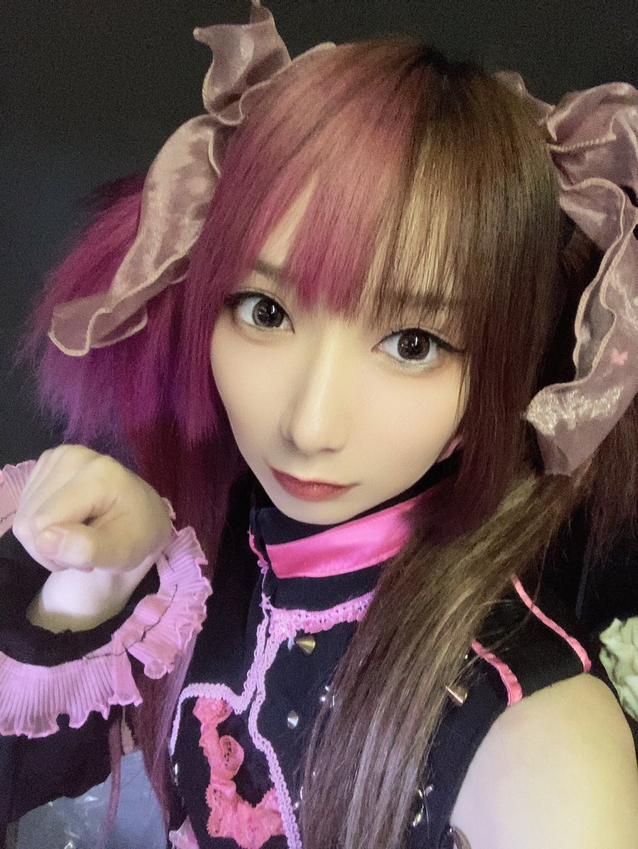 FullMooN_tw's tweet image. #MetamorphoseFestival FullMooNのライブに来てくれたみんなありピポだよ👾🎸
2026年初ライブという事で気合いが入ったピポ🥳✨今年も応援よろピポだよ💖
終わった後はねねちゃまとドリンクバーで長話ししちゃいました❣️
楽しかったピポ☕️💙
🍑えれん🍑
 #MetaFes