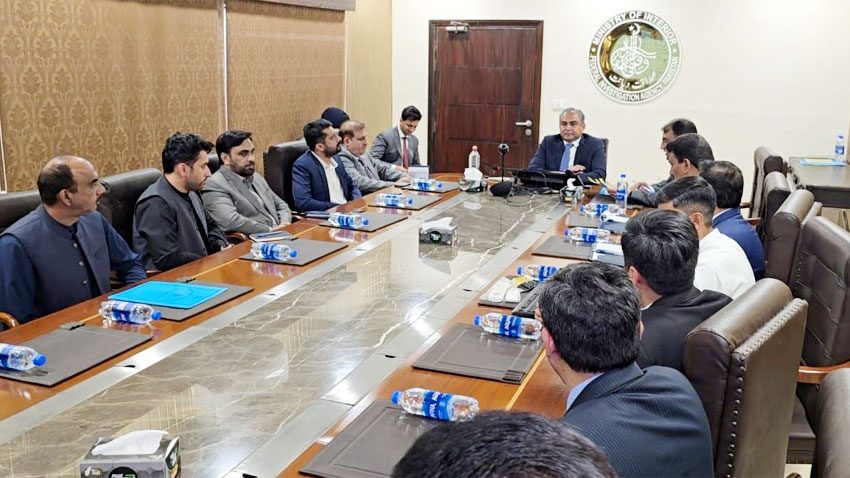 RadioPakistan's tweet image. Interior Minister has directed FIA to intensify operations against networks involved in human smuggling and money laundering
@MohsinnaqviC42 @GovtofPakistan 
#HumanSmuggling #MoneyLaundering #EconomicStability 
radio.gov.pk/04-01-2026/naq…