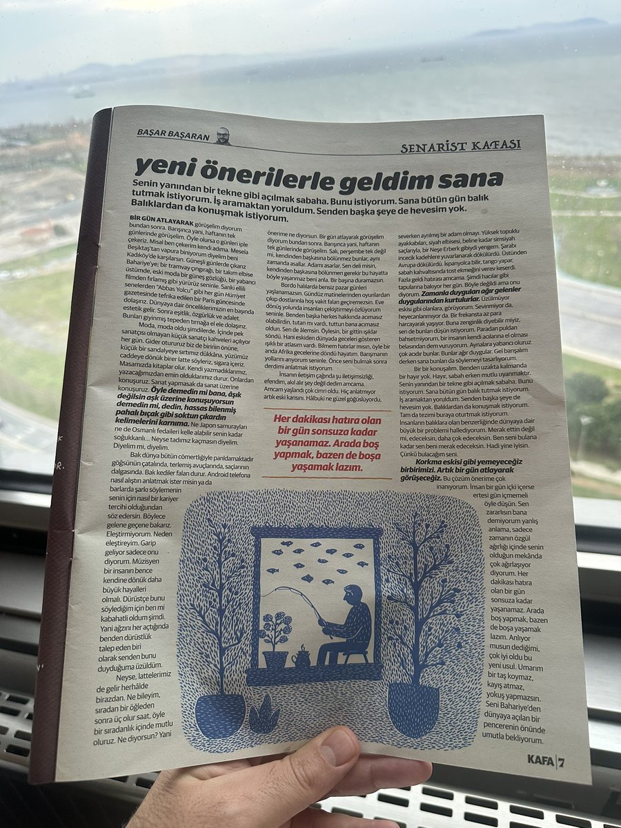 ‘Moda, moda oldu şimdilerde.İçinde pek sanatçısı olmayan küçük sanatçı kahveleri açılıyor her gün.Gider otururuz biz birinin önüne, küçük bir sandalyeye sırtımız dükkana, yüzümüz caddeye dönük birer latte söyleriz.Masamızda kitaplar olur.Sanat yapmasak da sanat üzerine