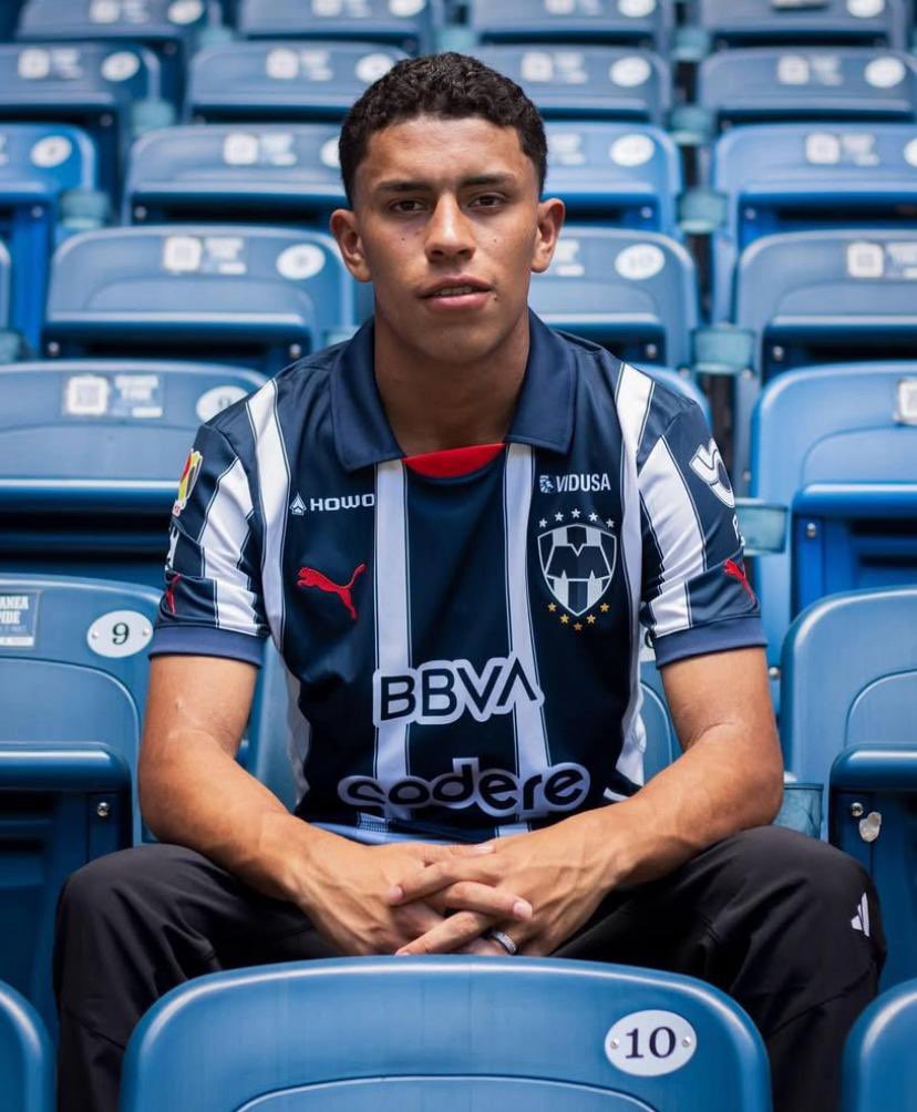 venecasagrande's tweet photo. Negócio fechado… O Vasco acertou a contratação de Johan Rojas junto ao Monterrey por empréstimo de 12 meses com obrigação de compra através de metas. A logística está sendo preparada para o meia-atacante colombiano, de 23 anos, desembarcar no Rio e se apresentar ao técnico Fernando Diniz.

Foto: Monterrey