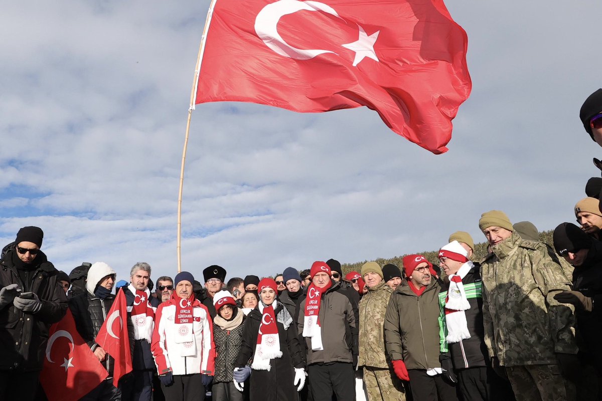 OA_BAK's tweet photo. Dün, bugün ve daima!
Şühedanın izinde...🇹🇷

Aile ve Sosyal Hizmetler Bakanımız Sayın @MahinurOzdemir ile Sarıkamış Harekâtı’nın 111. yıl dönümünde, ülkemizin dört bir köşesinden gelen binlerce gencimizle beraber yürüdük.

Vatan uğruna şehadete yürüyen kahraman ecdadımızı rahmet ve minnetle yâd ediyorum. 

#BuTopraktaİzinVar