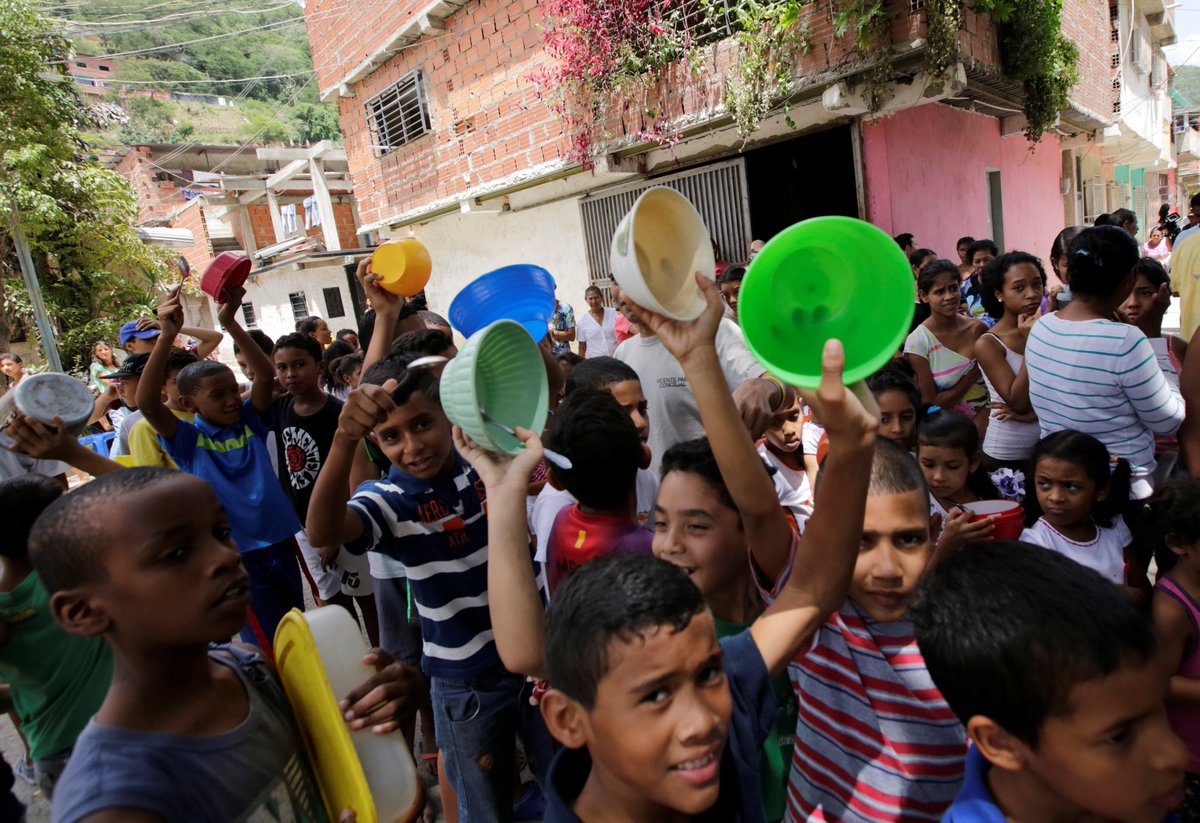 Hiç bilmeyenler için Hugo Chavez’den, Maduro’ya, Amerika müdahalesine Venezuela’da neler oldu?
Yazı uzun ama okuyunca çok şaşıracaksınız… 
Konuya biraz hakimdim. İki gündür Youtube’da seyrettiğim Venezuela belgeselleri, bazı okumalar derken ‘şaşırmadığım’ detaylara da ulaştım.