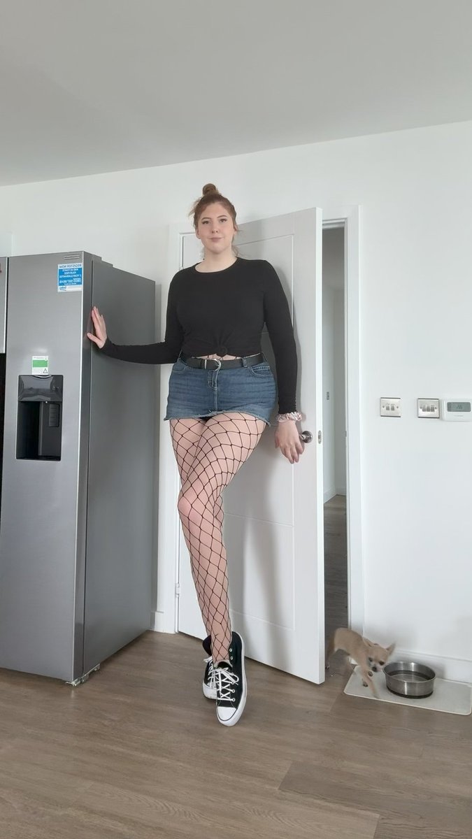 tallgirlkatiee's tweet image. 6'9" tall real life giantess 🤪🥰