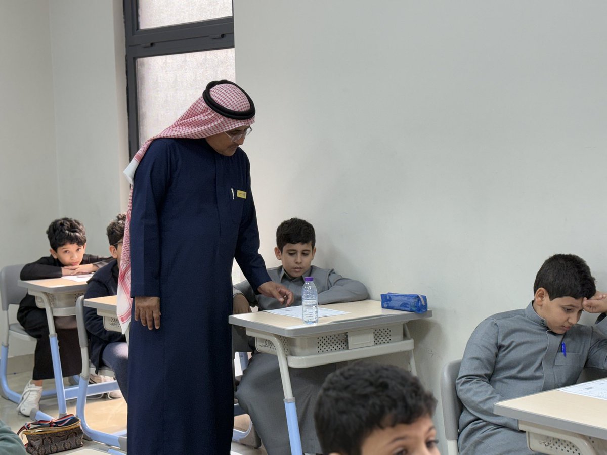 في إطار المتابعة الميدانية، جانب من زيارة المدير العام د. سعيد الشريف للاطلاع على سير الاختبارات النهائية للفصل الدراسي الأول.