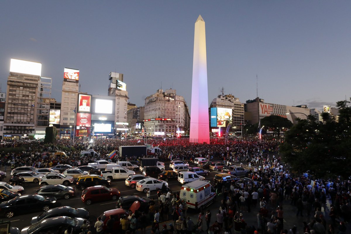 ArrepentidosLLA's tweet image. Los venezolanos haciendo una FIESTA DE ELECTRÓNICA en plena 9 de Julio y a los jubilados argentinos no los dejan dar una vuelta manzana al Congreso kjj