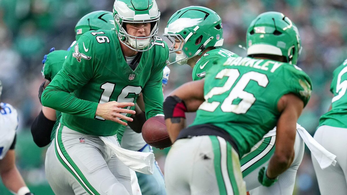 JoshReynolds24's tweet image. 🦅 BIRDS GAMEDAY TRADITION 🦅

Let’s close out the regular season in style with a W! If the Birds beat Washington today, someone will win a Birds jersey of their choice! To win:

1) Like &amp;amp; Retweet
2) Follow @JoshReynolds24
3) Drop a Go Birds!

Winner selected Monday night! Go…