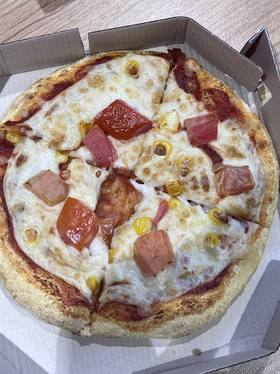 akansha_12's tweet photo. @dominos_india @dominos @ChadDaDon #Dominos is this how pizza mania is supposed to look? I asked branch manager and he said pizza mania is supposed ti have only this much of toppings. Is it justified? 5 corns? https://t.co/eAN736xoFx