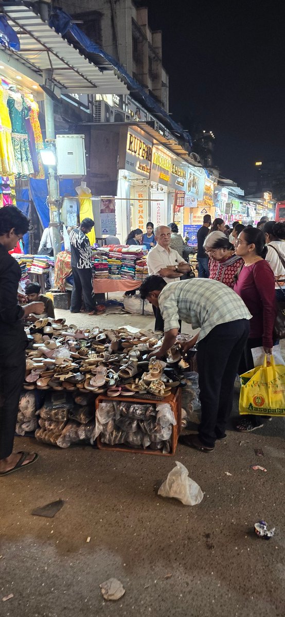 2brokenribs's tweet photo. @mybmc, illegal hawkers have encroached the whole road outside Malad West station. When will action be taken against them. such daily nuisance.
and if you're incapable, where can I complaint? https://t.co/DF0blKXDwk