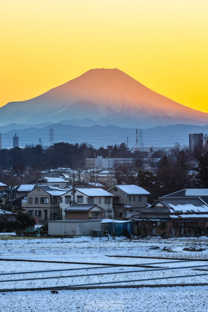 Yuji_48's tweet photo. 雪国の様な埼玉県富士見市から見る夕暮れ富士山 https://t.co/WwFrQ0JHb6