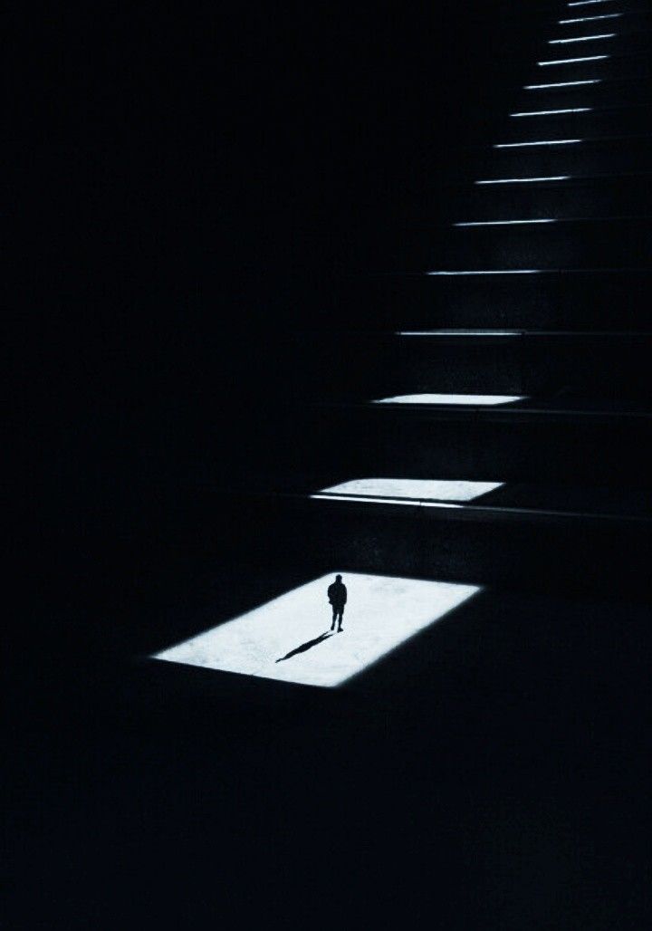 أقابلك.. 
في الشعر 
في بيت القصيد
أراقصك في كل فصل
من جديد
أغازلك وحدي وهمساً
 بين جماهيرمن لقاء
أعانقك في كل وقتٍ
بالثواني والدقائق والسنين
أهديك حرفاًياأنا
اجعله رمزا للقصيدة
أفك قيدك كلما
أذاك قلبي أو نأئ
أجعلك في سرب يطير
مع الحمائم والقطا
 سري إبتهالاتي
 أيقونة مساء
عبدالإله