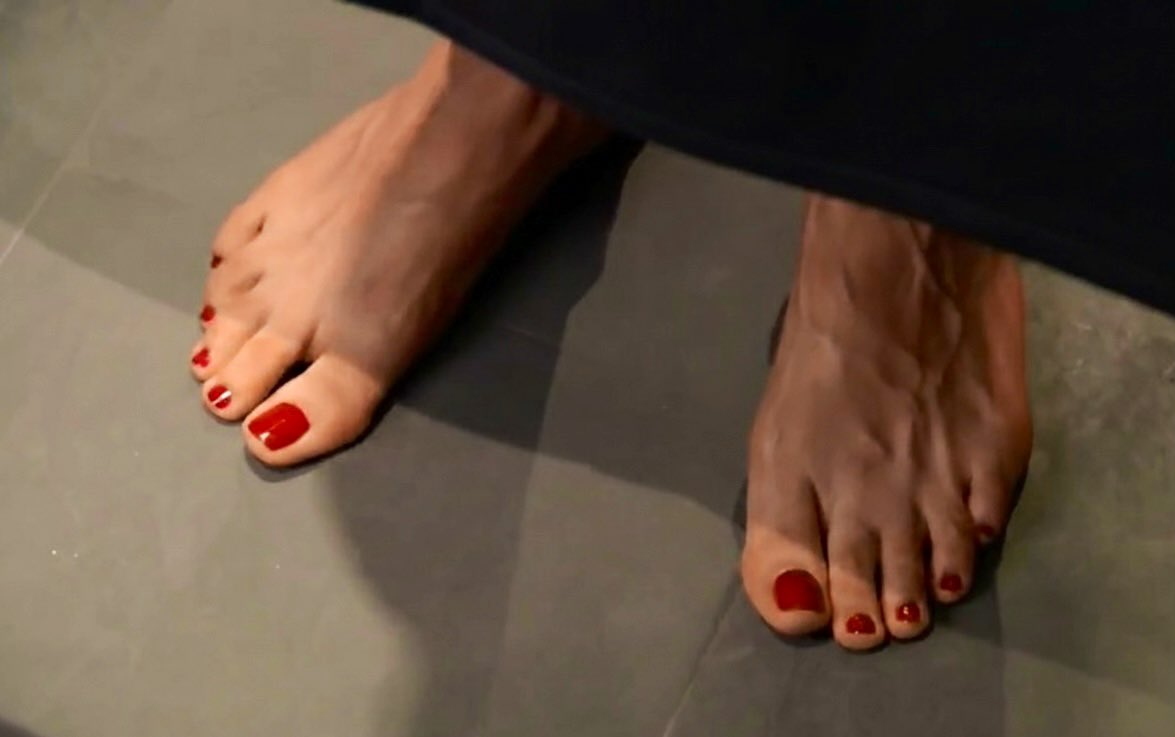 💃 Cansu Dere
👠 40 Numara
⭐️ 8.8 / 10

✅ 25.5 cm ayak uzunluğu, fiziksel yapısıyla uyum içerisinde.
✅ Kırmızı oje cazibe ve çekiciliği maksimize etmiş.
✅ Baskın ve kendinden emin bir buruş.
❌ Sol ayak damarları fazla belirgin.