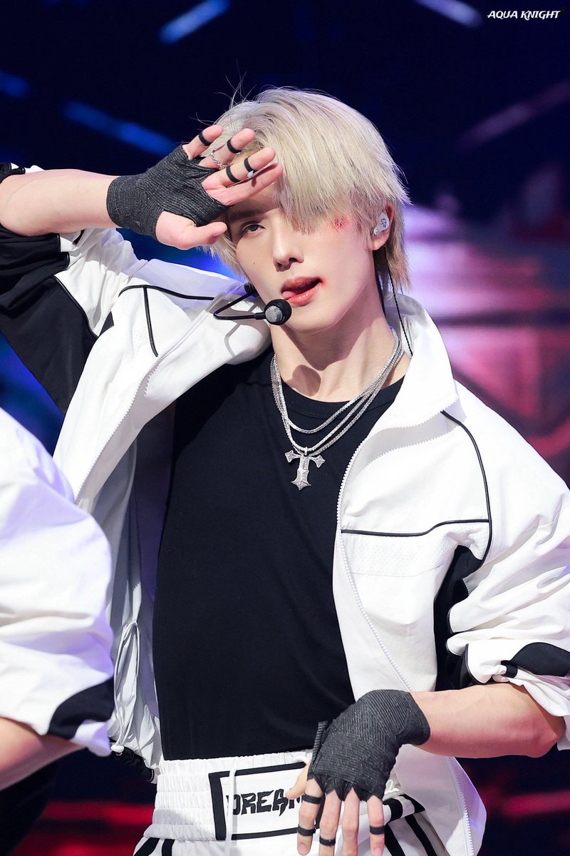 jisunqpawrk's tweet image. white hair jisung is too dangerous for my heart to handle