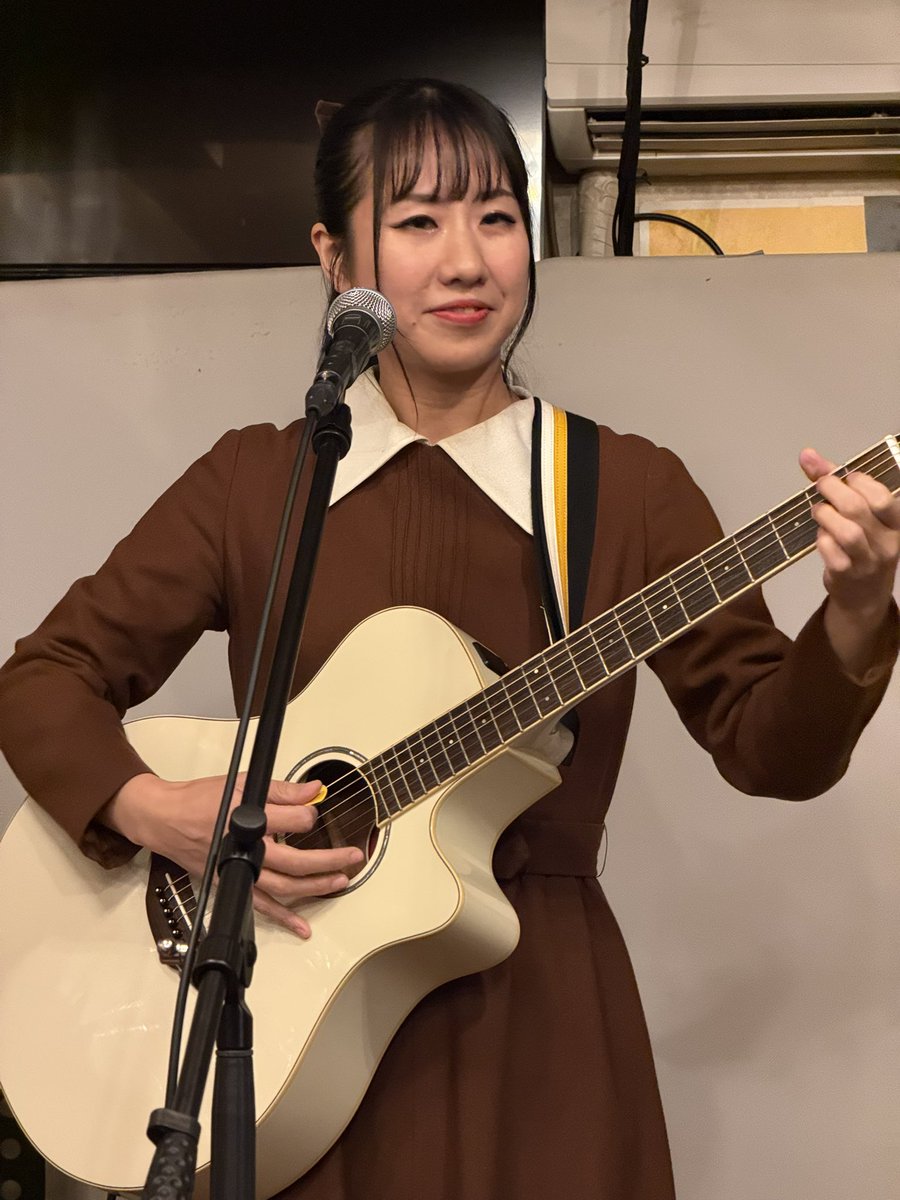 #しおたん さんのライブー！
新年1発目ー！
温かい雰囲気の会場で良かったです。

しおたんの歌声は最高ですね。
馬をイメージして、🐎ポニーテールと茶色の服、でも、最後に焼肉もイメージしてって言われたら、焼肉🥩にしか見られなくなった(笑)