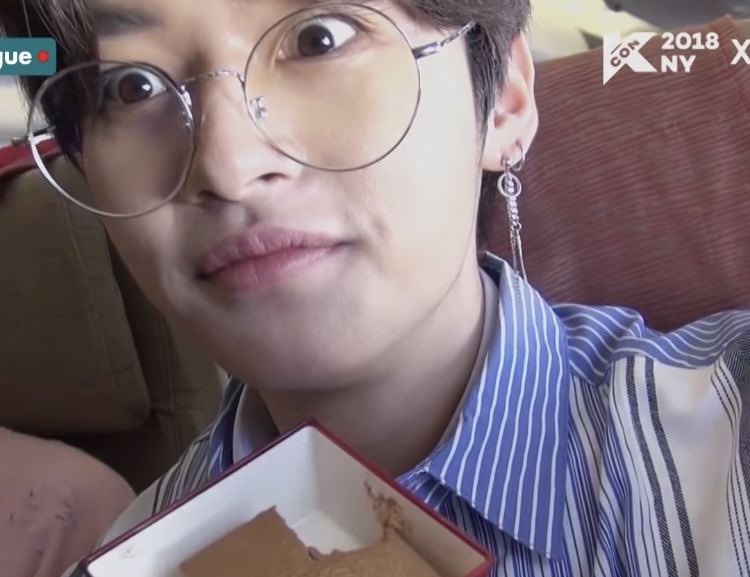 bottomleeknow's tweet image. … sniffles