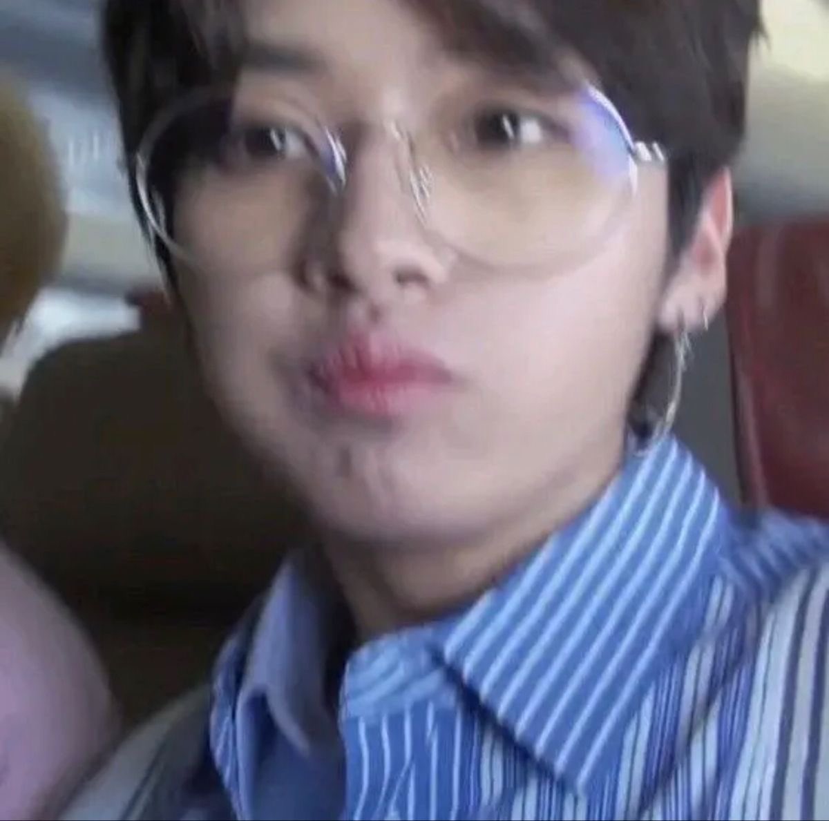 bottomleeknow's tweet image. … sniffles