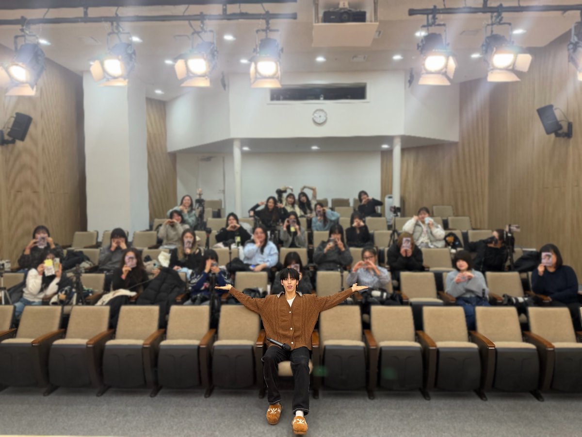 #260104_팬싸인회

26년 첫 스타트를 함께 해주셔서 감사합니다~̆̈ .~̆̈
동반자들 만난다고 전 날에 너무나도 푹 잘자서
컨디션도 최고였던거 보니 !
내꾸들 없이 난 몬사라 !
다가오는 한 주도 파이팅하고 또 봐

#장동우 #JANGDONGWOO #SWAY