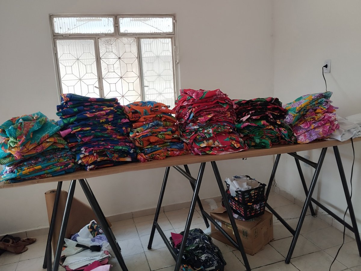 _tbc_'s tweet image. Como pode a pessoa costurar 351 camisas para vender e 0 para si mesma. E eu só comecei a costurar porque queria fazer minhas roupas.