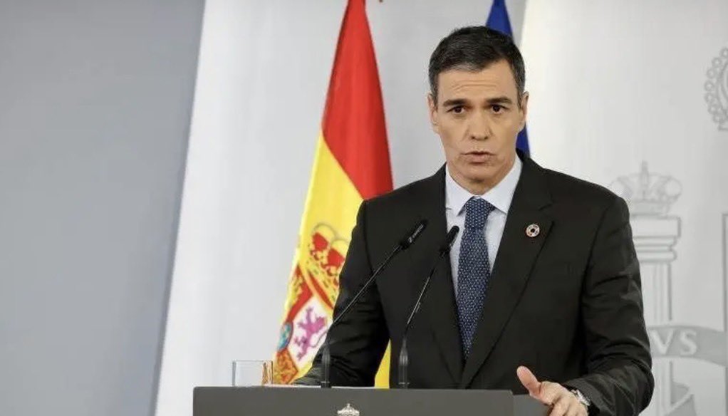 Oh look, a leader with a backbone…

Spanish PM Sánchez has stated that Spain will neither recognize the govt of Nicolás Maduro nor support any U.S. military intervention in Venezuela, warning that such action would violate international law and endanger regional stability.