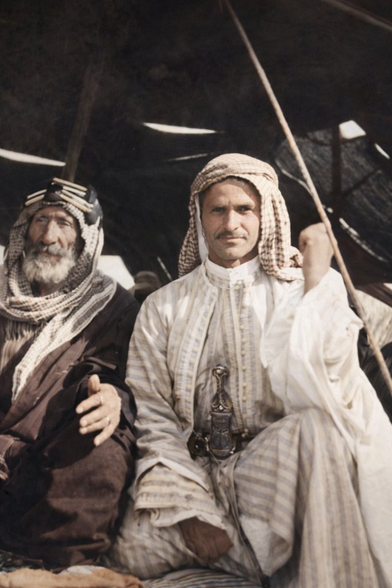 binAluzza's tweet image. الشيخ الشاب عزات ابن عطية مع الحاج حرب ابن عطية ولد شيخ قبيلة التياها الشَهير عودة العطاونة وكان الشيخ حرب من وجوه القبائل المعروفين في البلاد وقد نَعته صحف فلسطين عند وفاته.