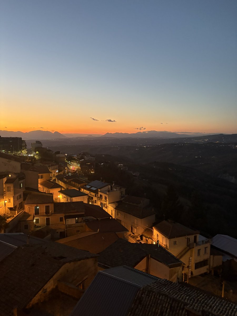 sermel2014's tweet image. Il Natale del Signore è la Vita dentro la nostra fragile vita; in un mondo lacerato dalle guerre e dal dolore, è una luce di speranza che illumina il nostro cammino, un incontro che ci redime. #natale del Signore