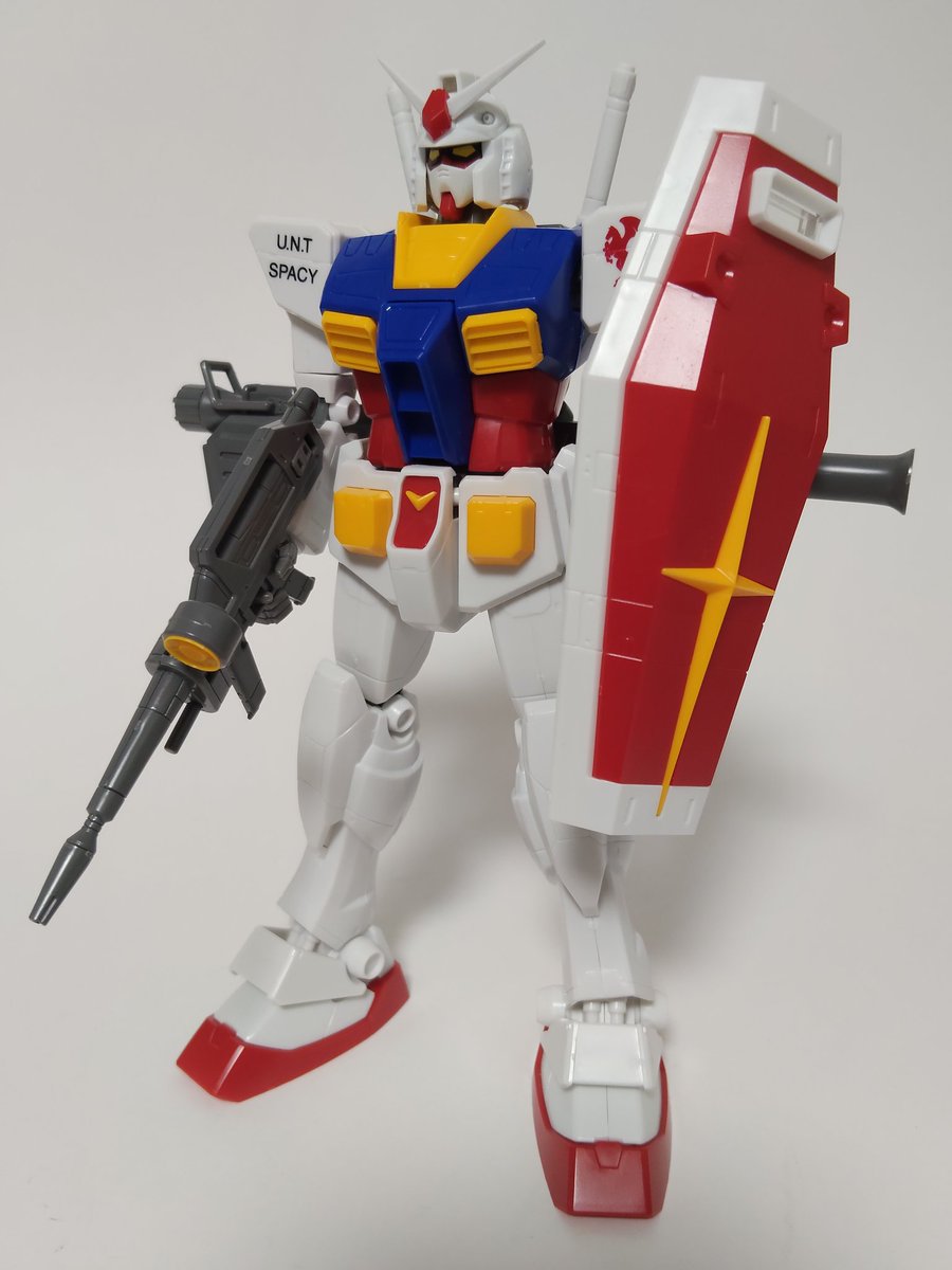 beat8175's tweet photo. 初代MGガンダム完全素組完成しました。
これこれ、コレでイイんだよ！
30年前に作った記憶が蘇りました。 https://t.co/2TDTZgV8oA