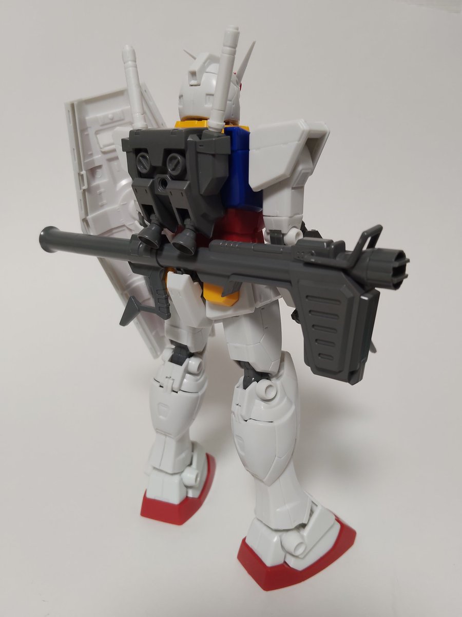 beat8175's tweet photo. 初代MGガンダム完全素組完成しました。
これこれ、コレでイイんだよ！
30年前に作った記憶が蘇りました。 https://t.co/2TDTZgV8oA
