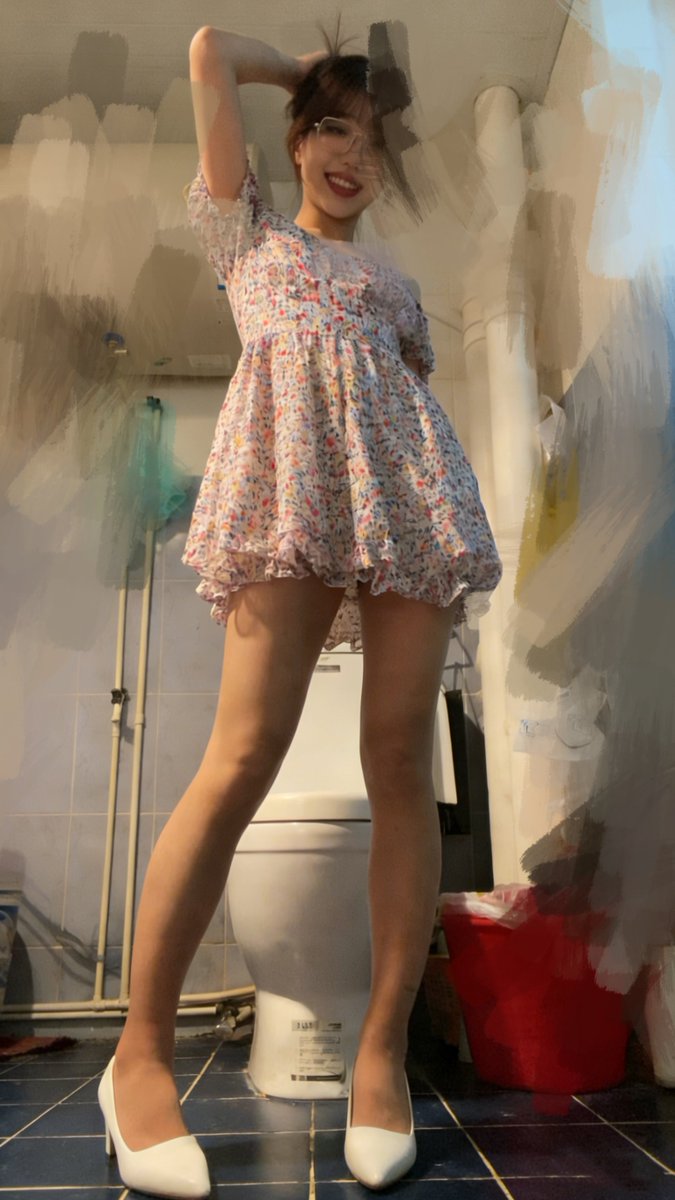 记录一次特别放松和开心的潮吹之旅~~
真空穿上薄如蝉翼的连衣裙，享受着丝袜紧紧裹住私处，张开大腿就能被看到的羞耻感，然后开始幻想被很多男人视奸……想象自己的奶头被人隔着裙子就能轻易触碰、拿捏……小豆豆被人恣意的舔舐……自己明明平时不是这样的……然后热流就控制不住地喷出……享受高潮…