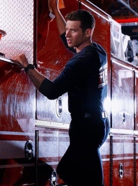 beatthebees118's tweet image. What a beautiful fire engine, I’ve never noticed how red it is, and silver and and and and and uhhhhhhhhhhhhhhh