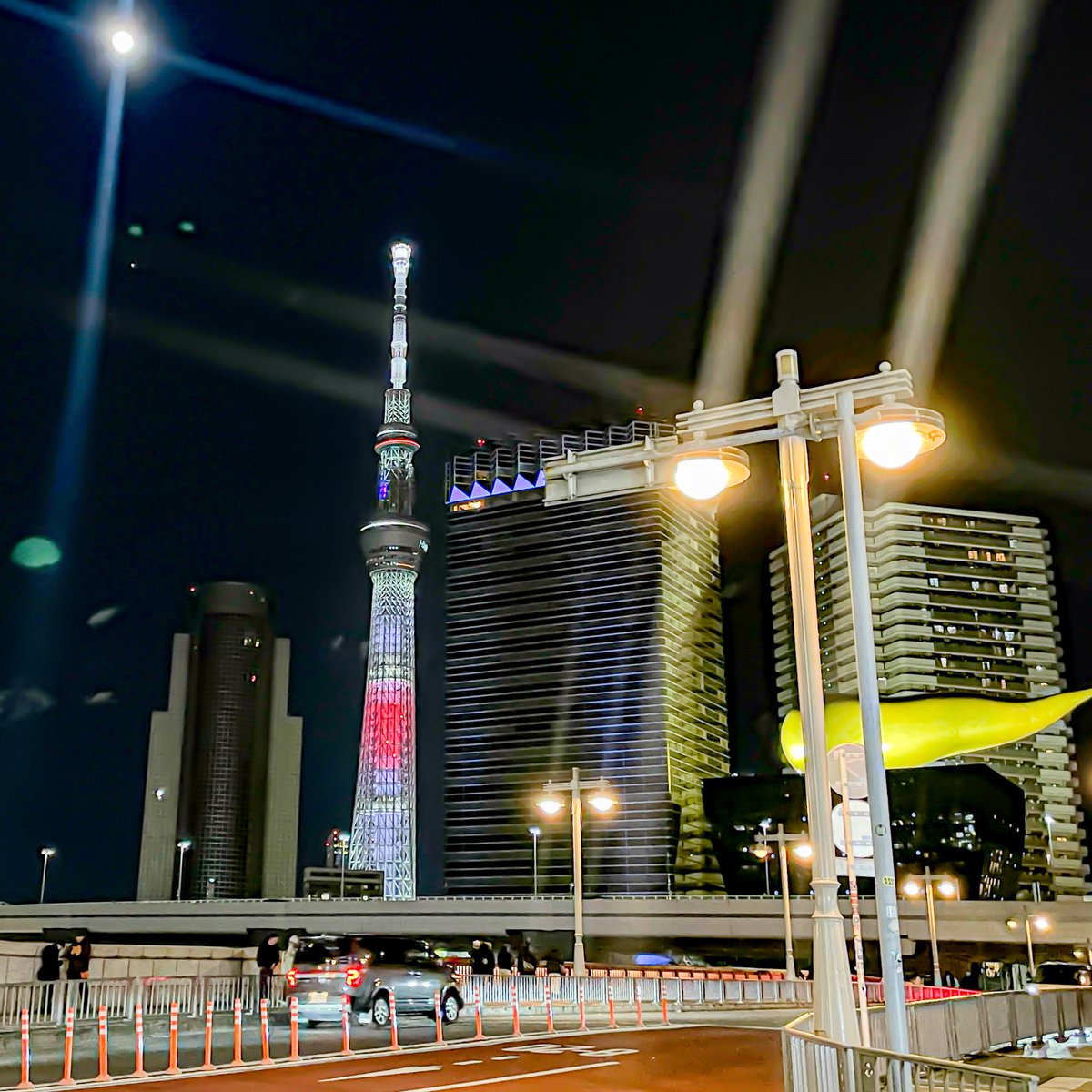manabu_dept's tweet photo. 🎍謹賀新年🎍

昨日は新宿穴八幡さまと、晩御飯がてら浅草寺にお参り🙏

今年最初のスーパームーンとスカイツリー📸

明日から平常業務開始！
本年もよろしくお願い申し上げます🙇 https://t.co/W0EUiPHDFn