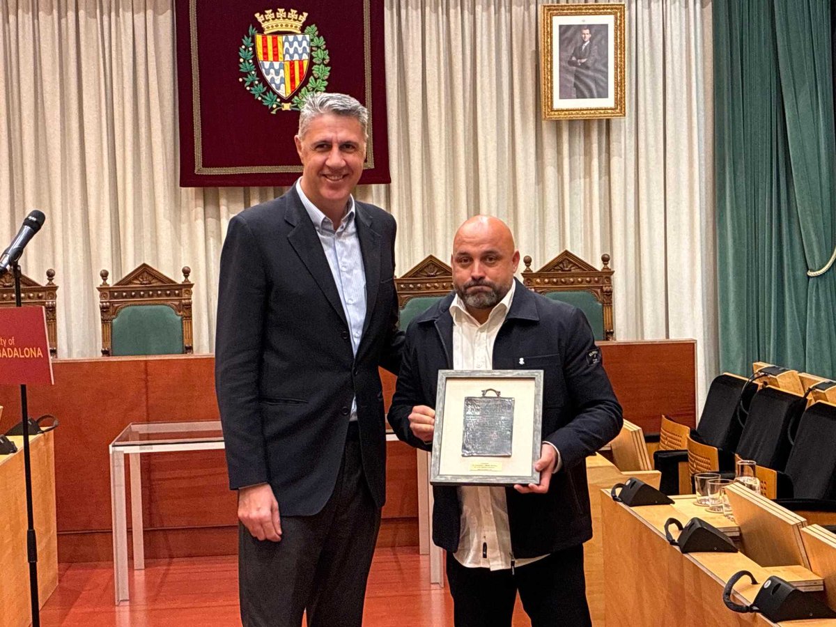 Bon dia per recordar aquesta notícia en relació a #Badalona i al RCDE. No té desperdici:

"en un salón de plenos abarrotado"(!?)

"Merece este reconocimiento; es de justicia..., lo merece porque es el entrenador de mi equipo" (!!)

se'n diu cortijo

rcdespanyol.com/es/noticia/bad…