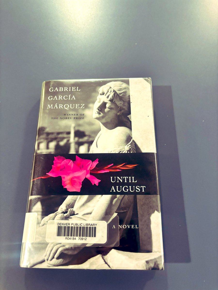 clara_ng's tweet photo. Mampir ke Denver Public Library Central bukan cuma buat cari tempat teduh, tapi diajak anak ke perpustakaan. Dulu saya yg membawa anak ke buku, skrg anak yg membawa saya kembali ke buku.

Perpustakaan ini sendiri sebenarnya menyimpan cerita. Bangunannya yang ikonik ini adalah hasil rancangan Michael Graves, arsitek ternama yang sengaja bikin desain post-modern dengan bentuk-bentuk geometri yang unik. Kalau diperhatikan, setiap sudutnya punya karakter yang kuat, bahkan perpustakaan ini pernah jadi saksi sejarah dunia waktu terpilih jadi lokasi G8 Summit tahun 1997. Para pemimpin dunia dulu berkumpul dan berdiskusi di sini. 

Saya berhasil namatin buku pertama di 2026, “Until August” karya Gabriel García Márquez. Menghabiskan lembar terakhir di tengah kemegahan sejarah Denver adalah cara saya buat merayakan cerita dan mengawali tahun.