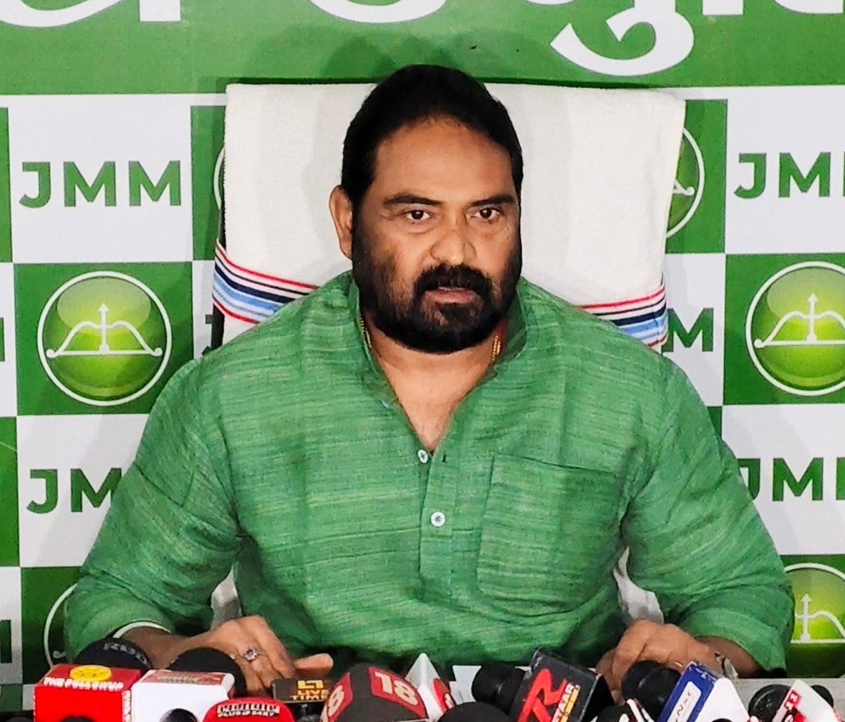 प्रेस बयान :
------------
पेसा नियमावली में ग्राम सभा सर्वोच्च है और रहेगी :

भाजपा और पूर्व मुख्यमंत्री अर्जुन मुंडा द्वारा पेसा नियमावली को लेकर लगाए गए आरोप निराधार, भ्रामक और राजनीतिक हताशा से प्रेरित। भाजपा को आदिवासी हितों की याद आज आ रही है, जबकि उसके लंबे शासनकाल में पेसा