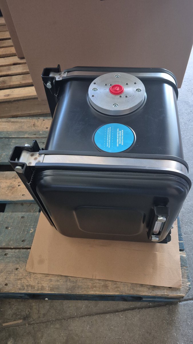 Hayneks Aluminium or Steel Made Oil Tank
Quality &amp; Precision

Capacity: 55 Liter (14.52 US Gallon)
Working Volume 50 Liter (13.20 US Gallon)
Side Mounted
Black Painted
Includes Mounting Kit (Stainles Steel Strap, Filling Neck, Air Breather, Aluminium Valve Plate, Oil Level Gauge