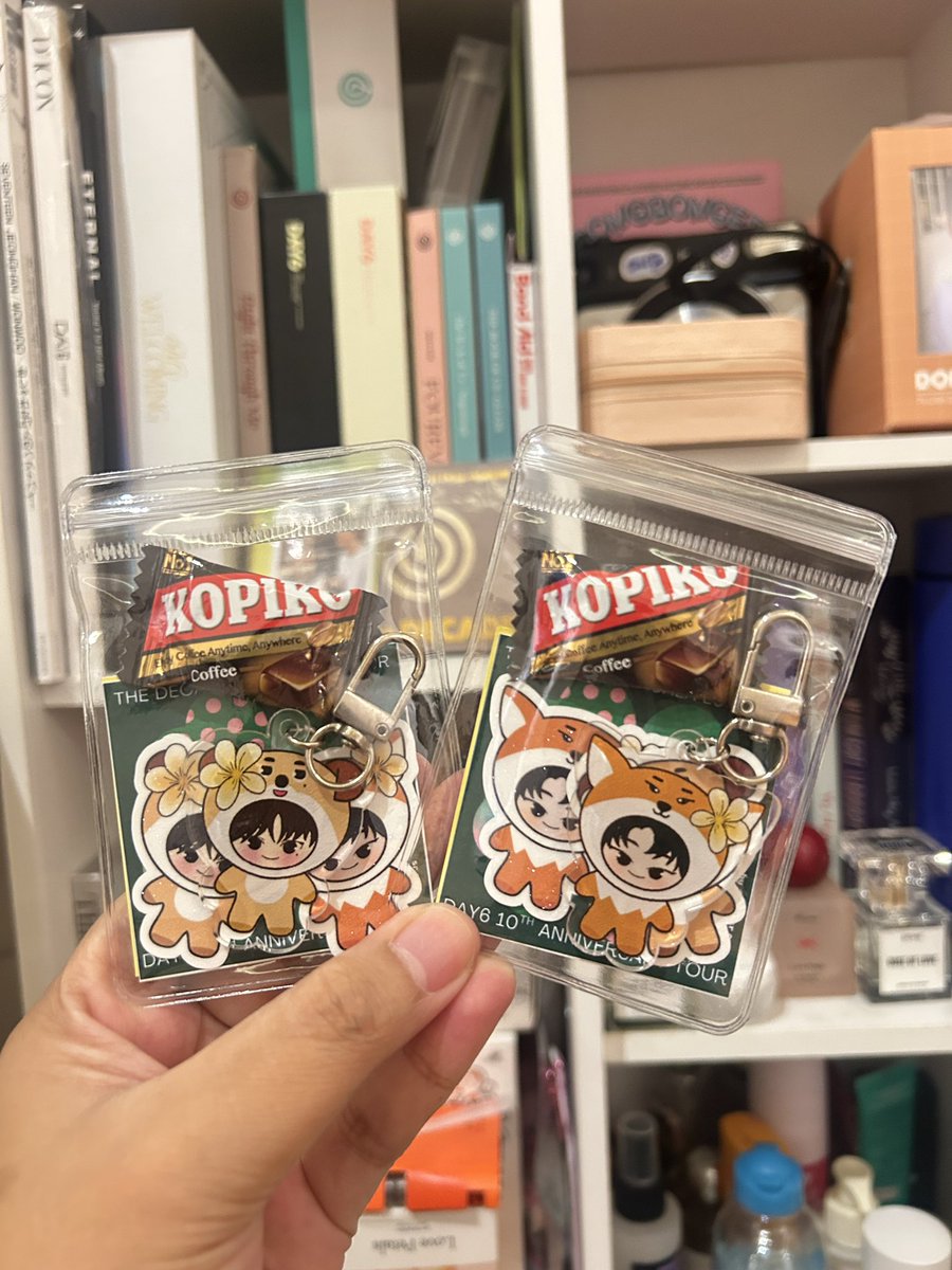 th___sr's tweet image. made a little freebies for #TheDecadeinKL #Day6inKL 
it's BriWoon (keychains and stickers) wearing Jepun flower from Bali (as I'm coming from Bali) see you at the venue~ i'll be handing out randomly or you can just say hi~ can't wait!!