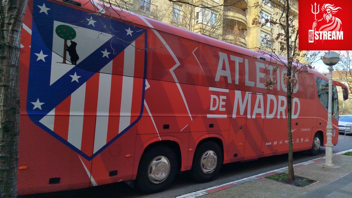 AtletiStream's tweet photo. El equipo de #AtletiStream presente en el hotel de concentración del @Atleti antes de poner rumbo al estadio. https://t.co/7csRo3PnS6
