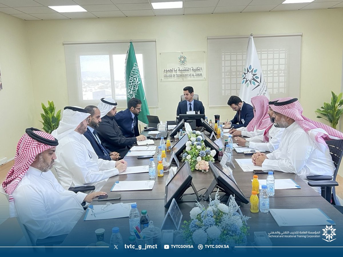 tvtc_g_jmct's tweet photo. اجتماع | 📋

عُقد مجلس الكلية الثاني للفصل التدريبي الأول للعام التدريبي 1447هـ، برئاسة م. عبدالعزيز بن سعود المالكي، وبحضور أعضاء المجلس، لمناقشة الموضوعات المدرجة على جدول الأعمال، وبمشاركة عدد من ممثلي ذوي الخبرة والاختصاص.

وشهد الاجتماع حضور كلٍ من:
أ. عبدالمحيي بن علي السلمي – رئيس الممارسات الإشرافية بإدارة التعليم بالجموم،
أ. فهد الوذيناني – رئيس مجلس الإدارة بشركة زوار البيت،
م. أنس الهذلي – مدير الجدولة والتشغيل للنقل بشركة البحر الأحمر.

#الكلية_التقنية_بالجموم
#التدريب_التقني | #TVTC_Makkah