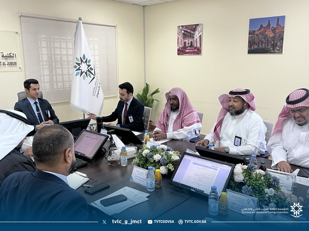 tvtc_g_jmct's tweet photo. اجتماع | 📋

عُقد مجلس الكلية الثاني للفصل التدريبي الأول للعام التدريبي 1447هـ، برئاسة م. عبدالعزيز بن سعود المالكي، وبحضور أعضاء المجلس، لمناقشة الموضوعات المدرجة على جدول الأعمال، وبمشاركة عدد من ممثلي ذوي الخبرة والاختصاص.

وشهد الاجتماع حضور كلٍ من:
أ. عبدالمحيي بن علي السلمي – رئيس الممارسات الإشرافية بإدارة التعليم بالجموم،
أ. فهد الوذيناني – رئيس مجلس الإدارة بشركة زوار البيت،
م. أنس الهذلي – مدير الجدولة والتشغيل للنقل بشركة البحر الأحمر.

#الكلية_التقنية_بالجموم
#التدريب_التقني | #TVTC_Makkah