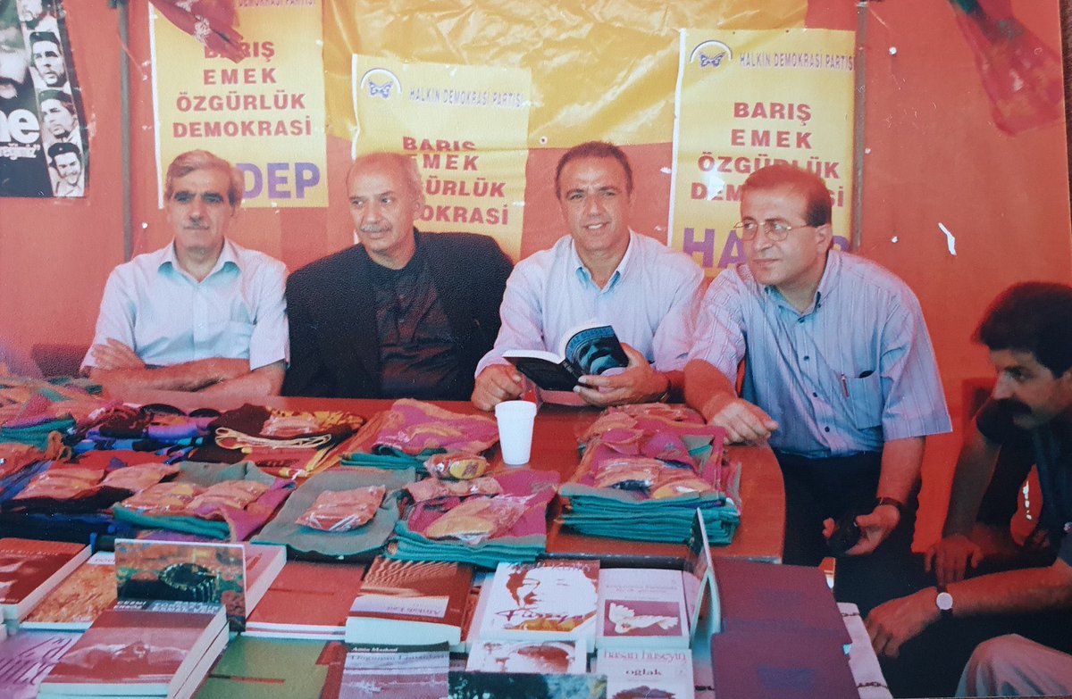 Yaşamı boyunca barış , özgürlük ve demokrasi mücadelesinden vazgeçmeyen ve Karanlık günlerin demokrasi mücadelesinde yüreklilik ve samimiyetle Genel Başkanlık yapan #MuratBozlak’ın anısına saygıyla…