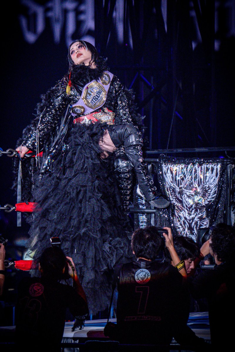 saya_h_a_t_e's tweet image. 棚橋社長、東京ドーム満員のリングに
立たせてくれてありがとな。
これは沙弥様にとって棚橋社長が最後に残してくれた贈り物だと思ってる。
この景色しっかり目に焼きついた。
今日は一輪の黒い花は儚く散ってしまったけど、スターダムを東京ドームに連れて行くのは私しかいないって心から思った。…