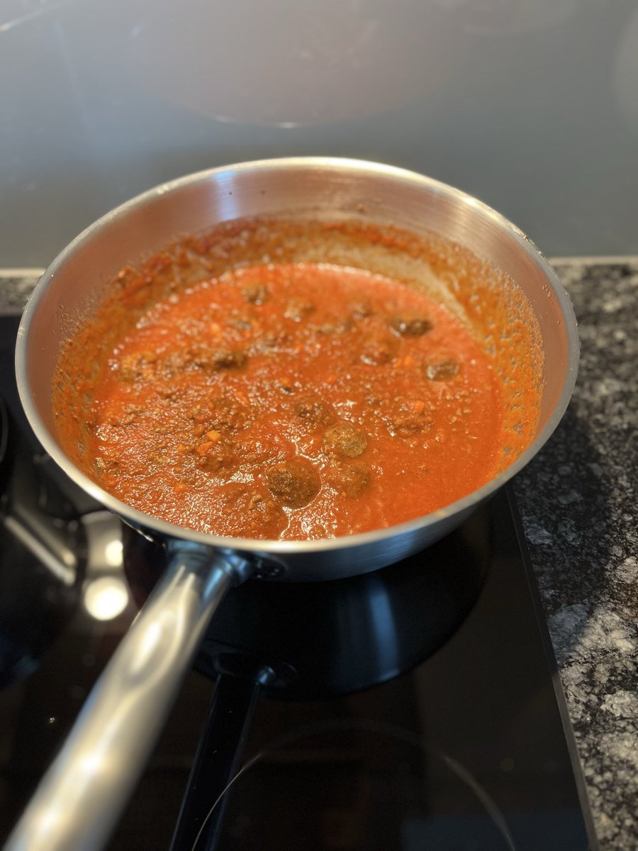 Oggi penne al ragù con polpette. Le polpette fatte. Il ragù sta cuccinando. E l‘acqua inizia a bollire. 😁