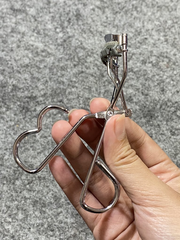 moonlightmoney_'s tweet image. dari dulu mikirnya kalo bulu mata akan lebih naik itu cm pengaruh dari maskara, ternyata penjepit bulu matanya jg ikut berperan penting😭🙏🏻