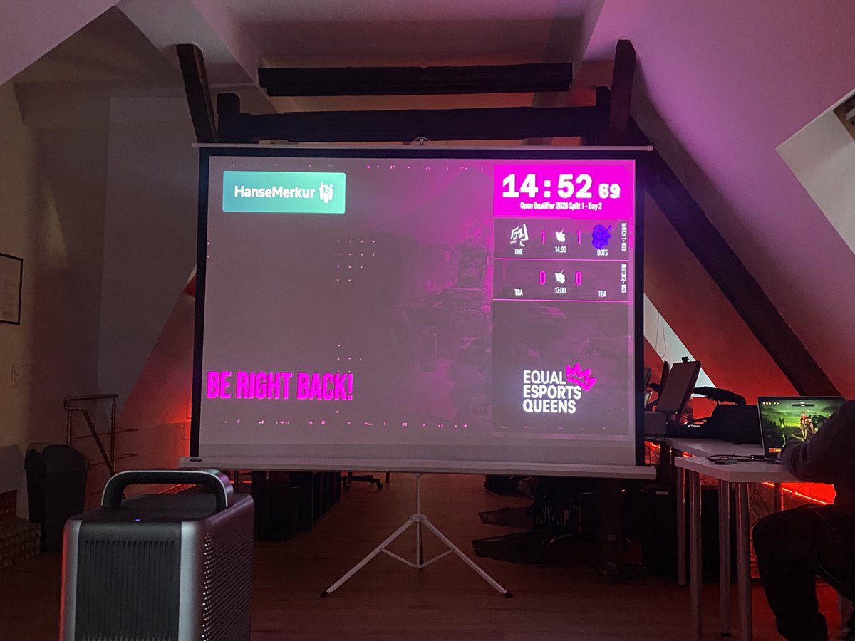 DortmundEsports's tweet photo. Während @HunterNationTV @PallasFPS @Akamask_ und @CraftyMoustache die @ValoDachAwards vorbereiten, läuft der EEQ Qualifier Stream von @juniiorvlr 🔥

und @Benjo__90 grindet WoW 🥸 https://t.co/pTBrSRinN1