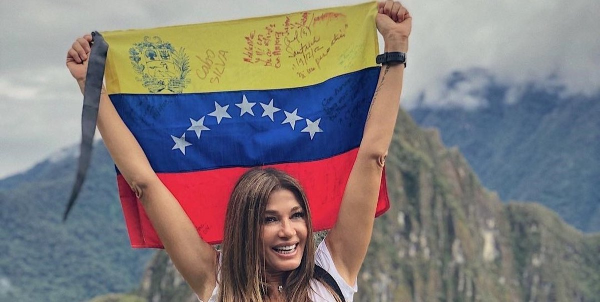 puntoabc's tweet photo. Catherine Fulop festeja xq dice que Venezuela es libre, pero no tiene intención de volver. Dice que a lo mejor irá a visitar su familia dentro de un tiempo.
Mientras tanto,.disfruta de las joyas que robó a su suegra en el lecho de.muerte, hecho que la enemistó con su cuñada GS https://t.co/2DjkDFoGnE