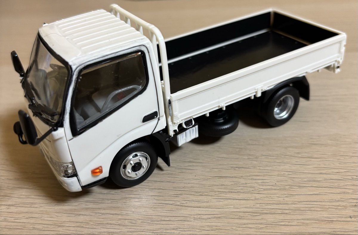 楽プラ日野デュトロ完成。

パチパチ組んで少し塗装でこんな感じ。
進化してるな〜

#アオシマ　#楽プラ