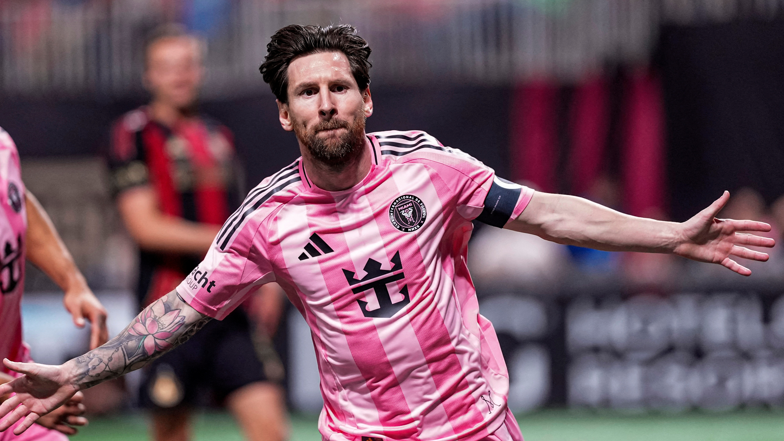 PurelyFootball's tweet photo. 🚨 𝐁𝐑𝐄𝐀𝐊𝐈𝐍𝐆: Liverpool are among several European clubs monitoring the possibility of bringing Lionel Messi on a short-term loan deal during the MLS offseason in January. 🤯

[@worldsoccertalk] https://t.co/S7JnqxfM8J
