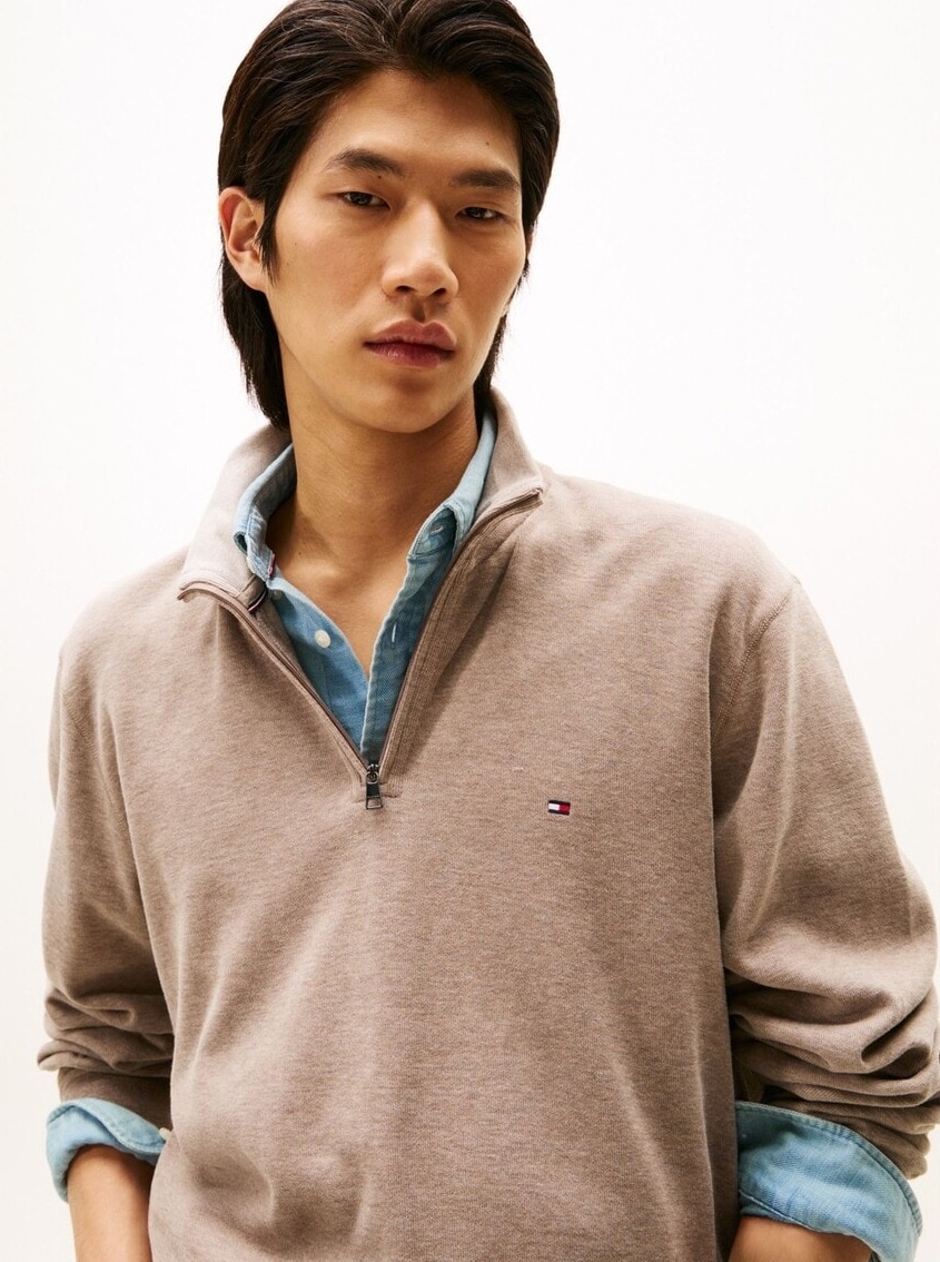 トミーページ トレンドのハーフジップトップス。 素材やテクスチャーで、広がる