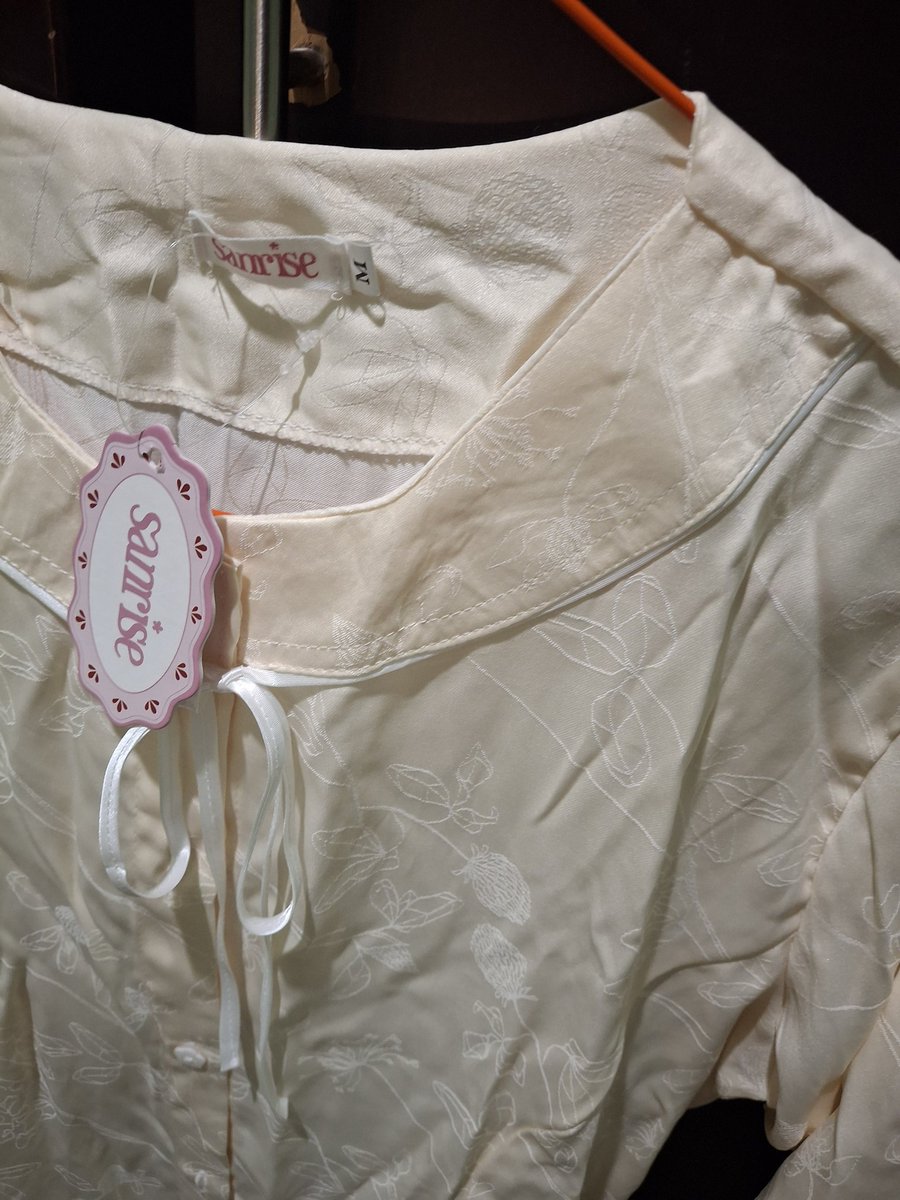 popcooornsweet's tweet photo. wts baju sanrise lucuuu masih baru masih ada label tag nya yuk 110k ajaa bisa langsung checkout yaaa https://t.co/6B4W9SmzTC https://t.co/j0YWxKcz9M