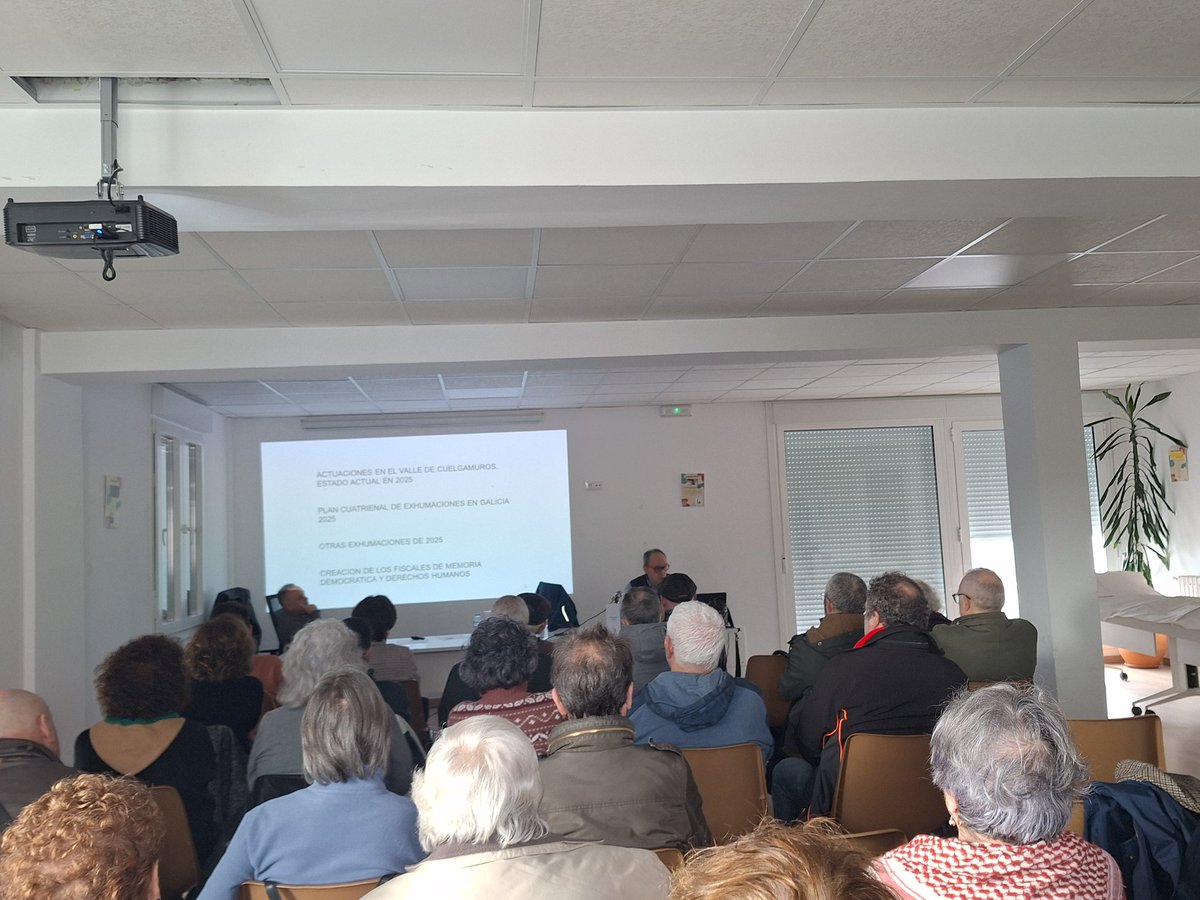 Desfrutando dun acto d memoria democrática en Vilar d Barrio.
Actos necesarios para coñecer e aprender do q pasou, xq ás veces a historia repítese!! 
#democracia
#bng
#xustiza